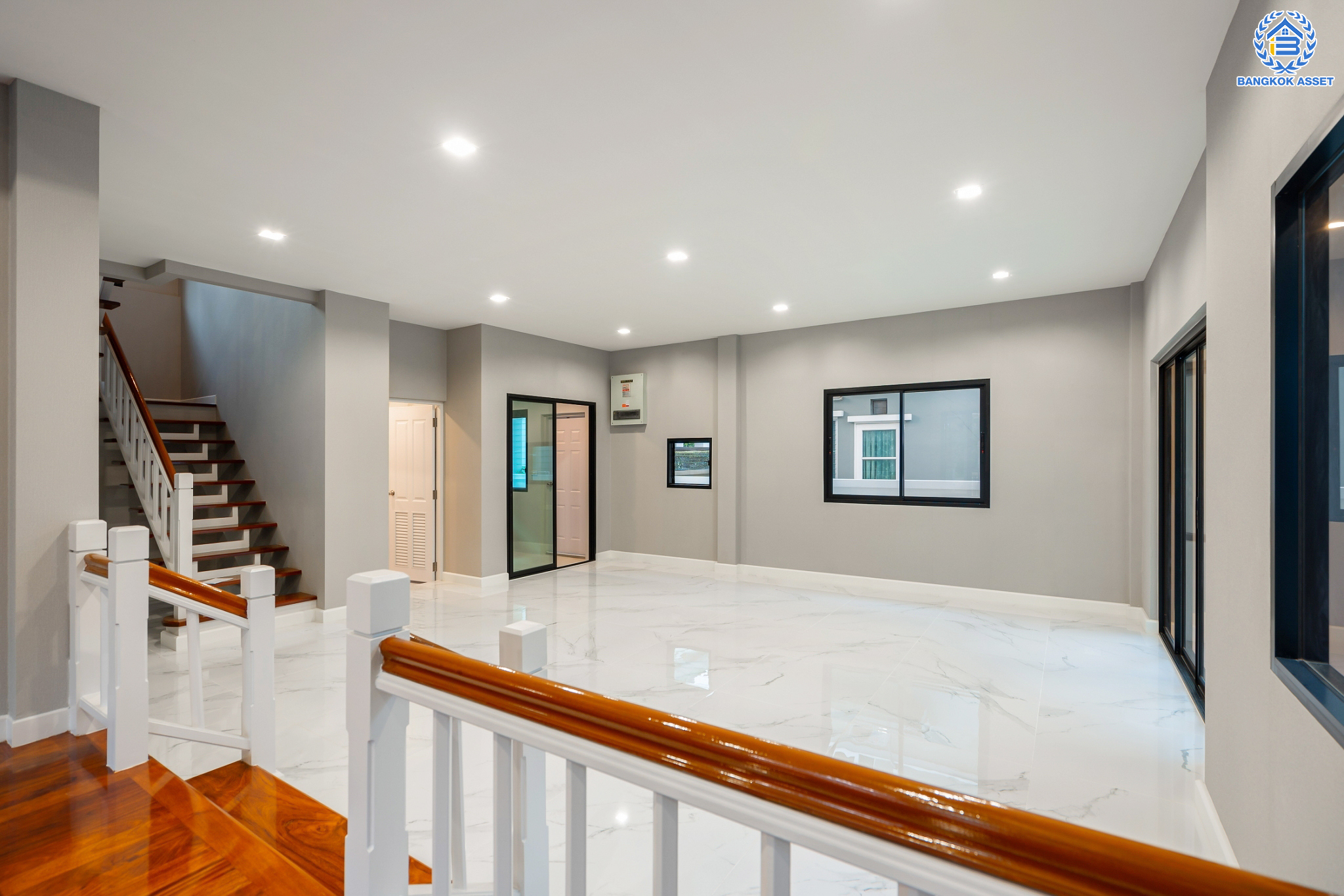 บ้านมือสองตกแต่งใหม่ ม.มัณฑนา วัชรพล-รามอินทรา1 เนื้อที่ 71.5 ตร.ว. ฟังก์ชัน 3 ห้องนอน 3 ห้องน้ำ จอดรถได้ 4 คัน พร้อม Living Room กว้างขวาง บนทำเลใจกลางเมือง! เชื่อมต่อทั้งถนนเกษตร-นวมินทร์, ลาดพร้าว, รัชโยธินฯ ใกล้ทางด่วนรามอินทรา และรถไฟฟ้าสายสีน้ำตาล "สถานีโรงเรียนสตรีวิทยา2